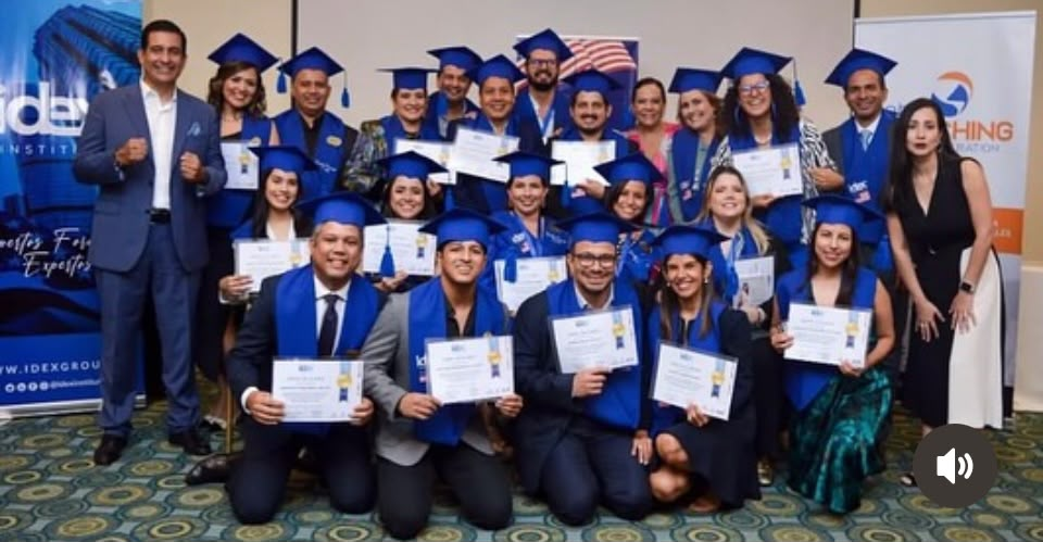 Graduados de IDEX Institute con toga y birrete