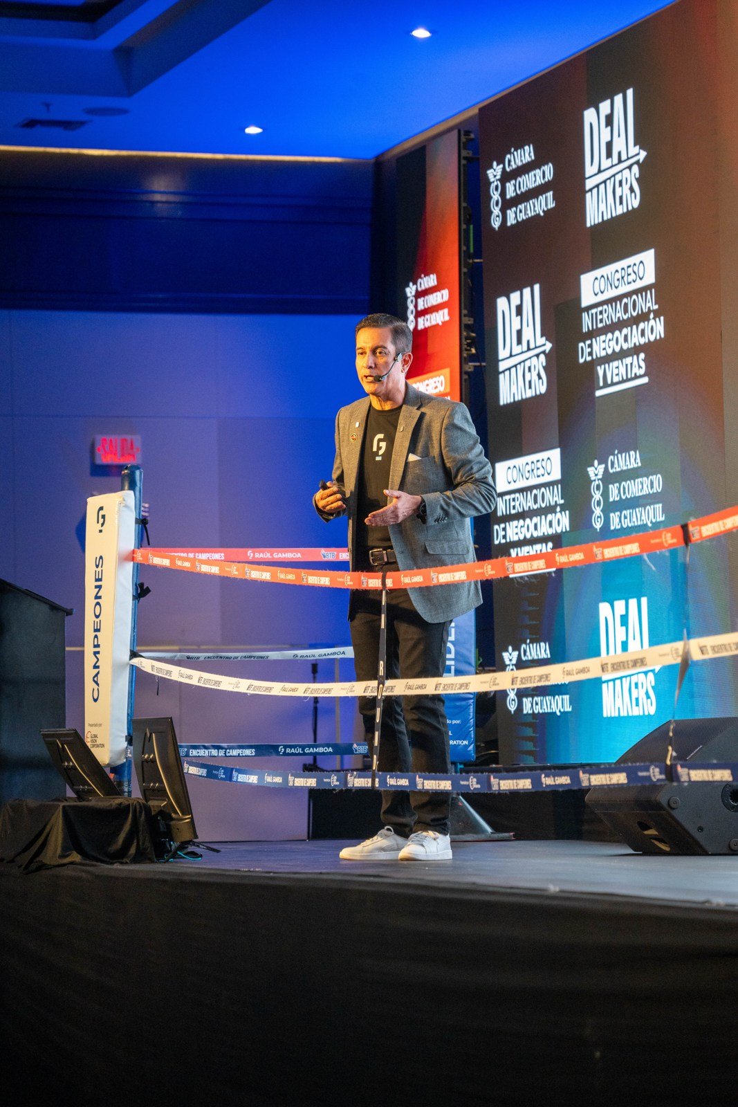 Raúl Gamboa de frente en el escenario de Dealmakers
