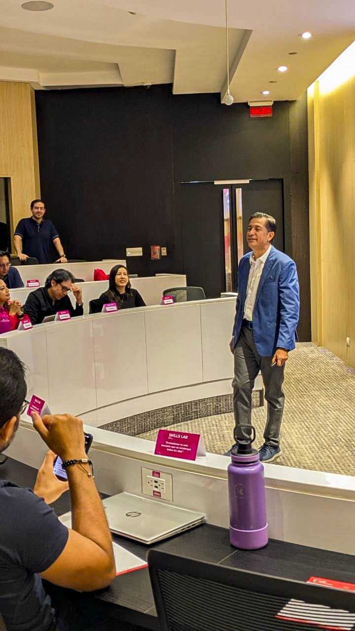 Raúl Gamboa entrenando a un grupo reducido en un salón